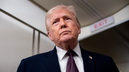 US-Präsident Donald Trump spricht mit Medienvertretern an Bord der Air Force One auf dem Weg von Florida zur Joint Base Andrews in Maryland (Symbolbild).