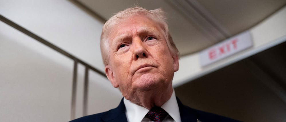 US-Präsident Donald Trump spricht mit Medienvertretern an Bord der Air Force One auf dem Weg von Florida zur Joint Base Andrews in Maryland (Symbolbild).