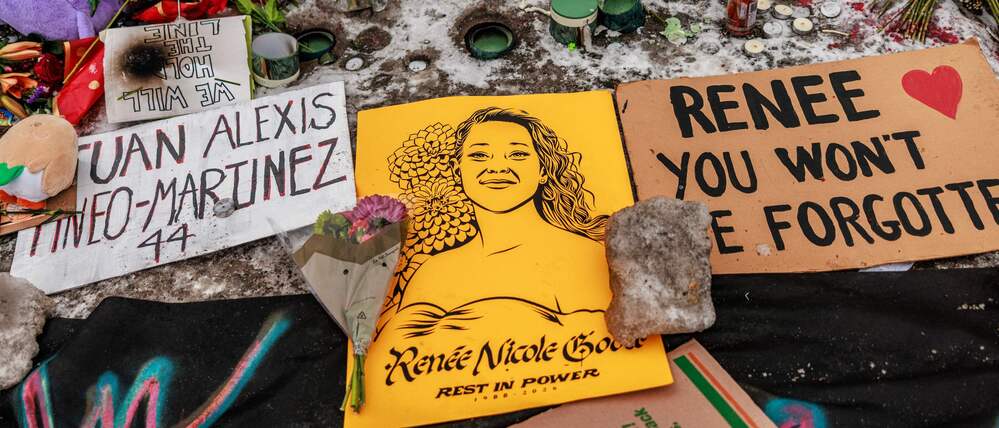 Kerzen, Blumen, Bilder: Ein Gedenkort für die erschossene Renee Nicole Good in Minneapolis.