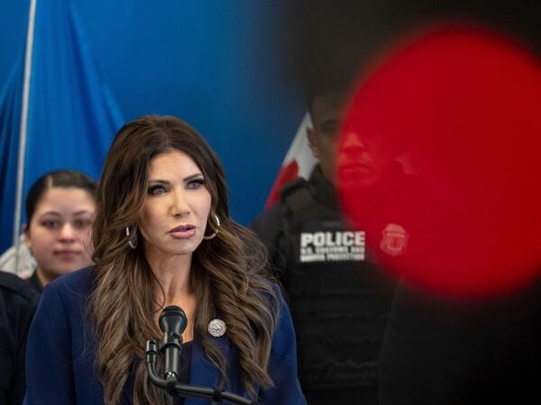 ARCHIV - 08.01.2026, USA, New York: US-Heimatschutzministerin Kristi Noem spricht während einer Pressekonferenz. (zu dpa: «US-Ministerin: Senden Hunderte Bundesbeamte nach Minneapolis») Foto: Yuki Iwamura/AP/dpa +++ dpa-Bildfunk +++