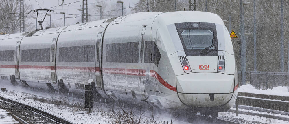 ICE unterwegs bei Schneefall durch eine Winterlandschaft (Symbolbild).