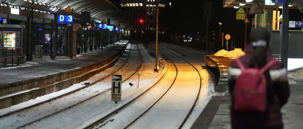Schneebedeckt sind die Gleise am Hamburger Bahnhof Dammtor am frühen Montagmorgen. 