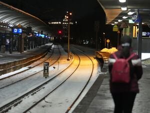 12.01.2026, Hamburg: Schneebedeckt sind die Gleise am Bahnhof Dammtor am frühen Morgen. Eine neue Wetterfront bringt nach der Vorhersage des Deutschen Wetterdienstes (DWD) erst Schnee und dann Regen in den Norden, der auf dem gefrorenen Boden zu gefährlichem Glatteis führen kann. Foto: Marcus Brandt/dpa +++ dpa-Bildfunk +++