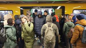 Bahnhof Zoo: Die U2 ist völlig überfüllt.