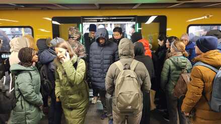 Bahnhof Zoo: Die U2 ist völlig überfüllt.