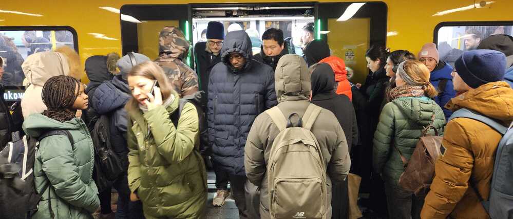 Bahnhof Zoo: Die U2 ist völlig überfüllt.