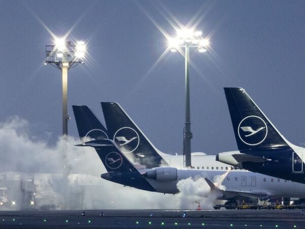 ARCHIV - 05.01.2026, Hessen, Frankfurt/Main: Eine Passagiermaschine wird am frühen Morgen auf dem Flughafen von Frankfurt am Main enteist. Auch in den kommenden Tagen sollen die Temperaturen teils deutlich unter dem Gefrierpunkt liegen. (zu dpa: «Frankfurter Flughafen streicht zahlreiche Flüge») Foto: Boris Roessler/dpa +++ dpa-Bildfunk +++