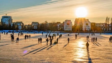Menschen auf dem Eis der Rummelsburger Bucht