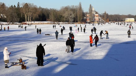 Am Wochenende trafen sich auf dem Heiligen See in Potsdam viele Menschen zum Schlittschuhlaufen.