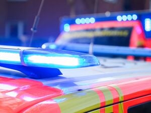 Blaulichter leuchten an einer Einsatzstelle auf einem Notarzt-Fahrzeug und einem Rettungswagen.