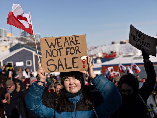 ARCHIV - 15.03.2025, Grönland, Nuuk: Menschen nehmen an einem Marsch teil, der vor dem US-Konsulat unter dem Motto «Grönland gehört dem grönländischen Volk» endet. Auf einem Plakat steht geschrieben «We are not for sale!».

Schon vor Monaten protestierten Menschen in Grönland gegen Pläne der USA für die Insel. (zu dpa: «Grönlands Parteichefs: Wir wollen keine Amerikaner sein») Foto: Christian Klindt Soelbeck/Ritzau Scanpix Foto/AP/dpa - ACHTUNG: Nur zur redaktionellen Verwendung und nur mit vollständiger Nennung des vorstehenden Credits +++ dpa-Bildfunk +++