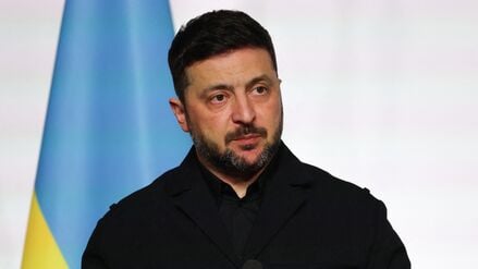 Der ukrainische Präsident Wolodymyr Selenskyj gab am 6. Januar 2026 im Élysée-Palast in Paris eine Pressekonferenz anlässlich der Erklärung zum Einsatz von Streitkräften nach dem Waffenstillstand in der Ukraine.