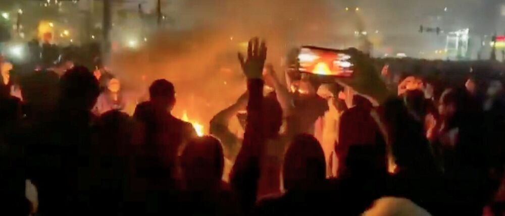 Die Staatsmacht reagiert mit aller Härte auf die Proteste.