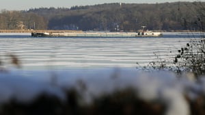 Auf dem Jungfernsee hat sich ein Güterschiff festgefahren.