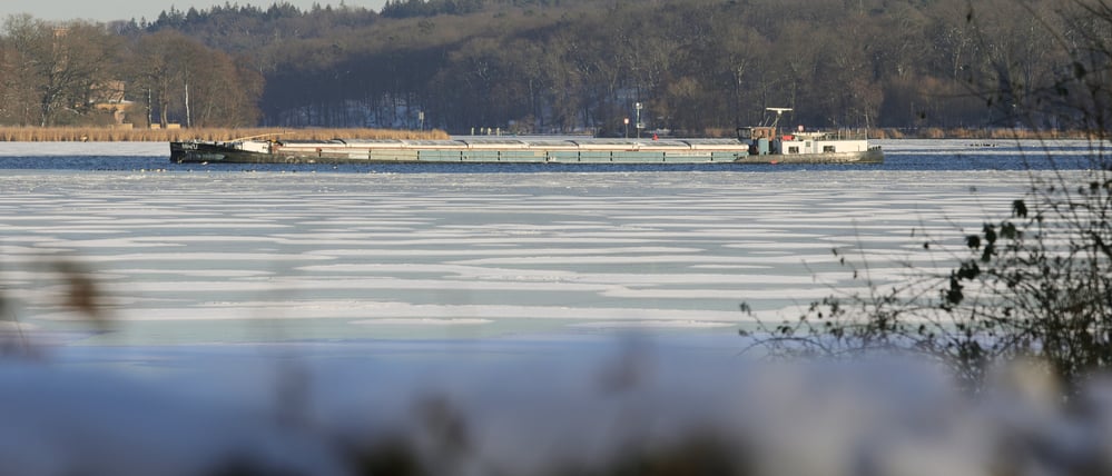 Auf dem Jungfernsee hat sich ein Güterschiff festgefahren.