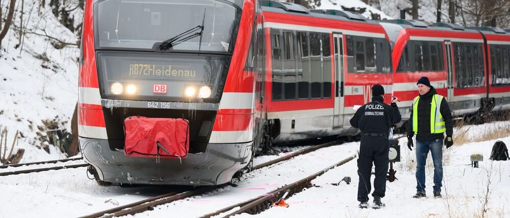 Ein Zug der Regionalbahn ist am Bahnhof Glashütte entgleist.
