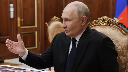 Dieses von der staatlichen russischen Nachrichtenagentur Sputnik via AP veröffentlichte Foto zeigt den russischen Präsidenten Wladimir Putin während eines Gesprächs mit der stellvertretenden Verteidigungsministerin und Vorsitzenden der Stiftung „Verteidiger des Vaterlandes“, Ziwiljowa, während ihres Treffens im Kreml.