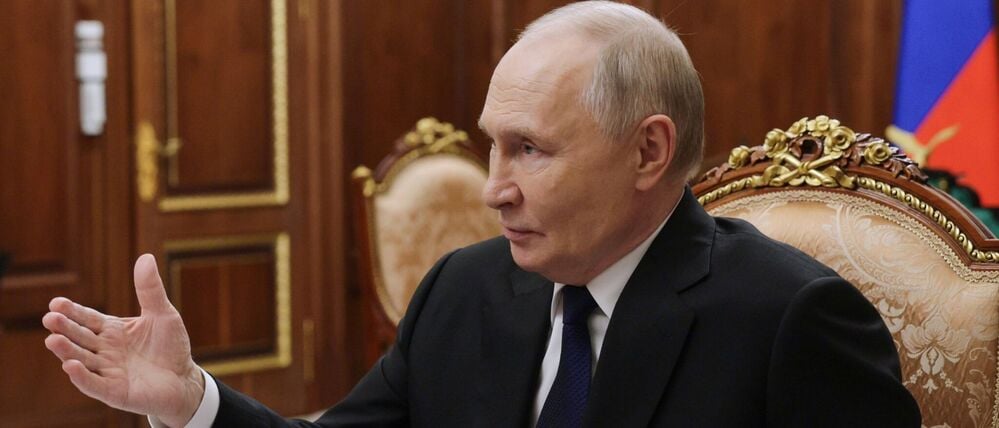 Dieses von der staatlichen russischen Nachrichtenagentur Sputnik via AP veröffentlichte Foto zeigt den russischen Präsidenten Wladimir Putin während eines Gesprächs mit der stellvertretenden Verteidigungsministerin und Vorsitzenden der Stiftung „Verteidiger des Vaterlandes“, Ziwiljowa, während ihres Treffens im Kreml.