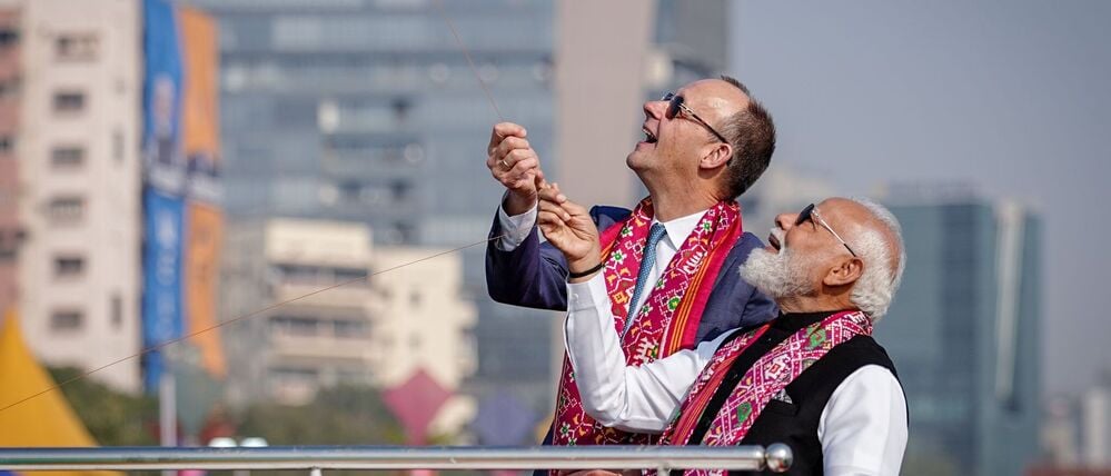 Merz und Modi ziehen beim Drachenfestival an einem Strang.