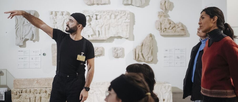 Kenan Melhem bietet Führungen im Museum an und geht im Rahmen von Multaka inzwischen auch in Schulen, um Brücken zu schlagen. 