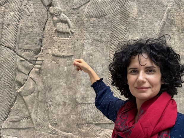 Multaka-Guide Kefah Ali Deeb im Ägyptischen Museum vor einem assyrischen Relief aus dem (geschlossenen) Vorderasiatischen Museum. Es ist ein Detail aus Assurnasirpal II. aus Kalchu (Nimrud, Nordirak).
Foto: Rolf Brockschmidt