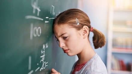 Niedersachsen will ab dem Schuljahr 2026/2027 die klassische Rechenmethode aus dem Grundschulunterricht streichen und durch eine halbschriftliche Variante ersetzen.