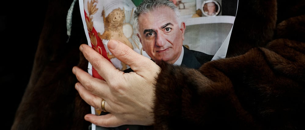 Eine Person hält ein Bild von Reza Pahlavi, dem im Exil lebenden Sohn des letzten Schahs von Iran, während Demonstranten und Aktivisten in Paris, Frankreich, am 11. Januar ihre Unterstützung für die landesweiten Proteste im Iran bekunden.