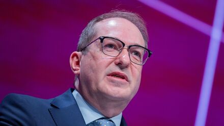 Bundesinnenminister Alexander Dobrindt will mehr Mitarbeiter des Verfassungschutzes im Kampf gegen den Linksextremismus einsetzen.