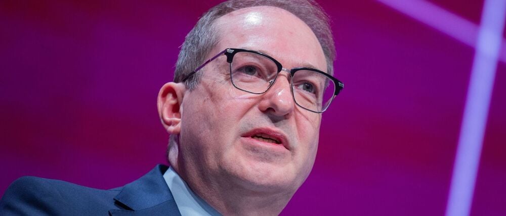 Bundesinnenminister Alexander Dobrindt will mehr Mitarbeiter des Verfassungschutzes im Kampf gegen den Linksextremismus einsetzen.