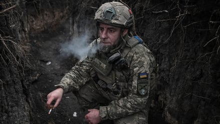Ein Artillerist der 44. Separaten Artilleriebrigade der ukrainischen Streitkräfte, benannt nach Hetman Danylo Apostol, raucht in einem Schützengraben vor einem Feuerangriff auf russische Truppen. 