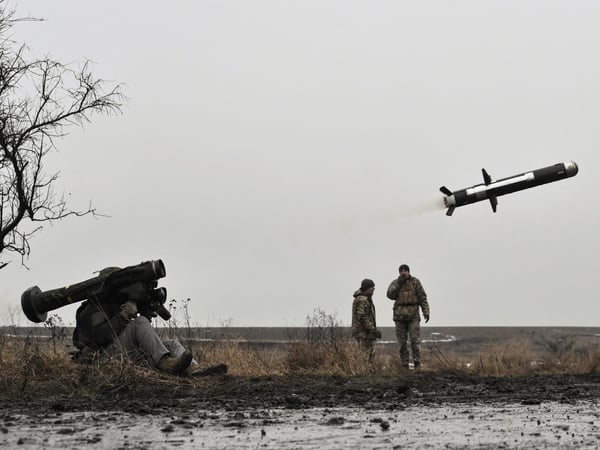A service member of the 65th Separate Mechanized Brigade of the Ukrainian Armed Forces fires a Javelin anti-tank missile system during a military exercise at a training ground near a front line, amid Russia's attack on Ukraine, in Zaporizhzhia region, Ukraine January 7, 2026. REUTERS/Stringer