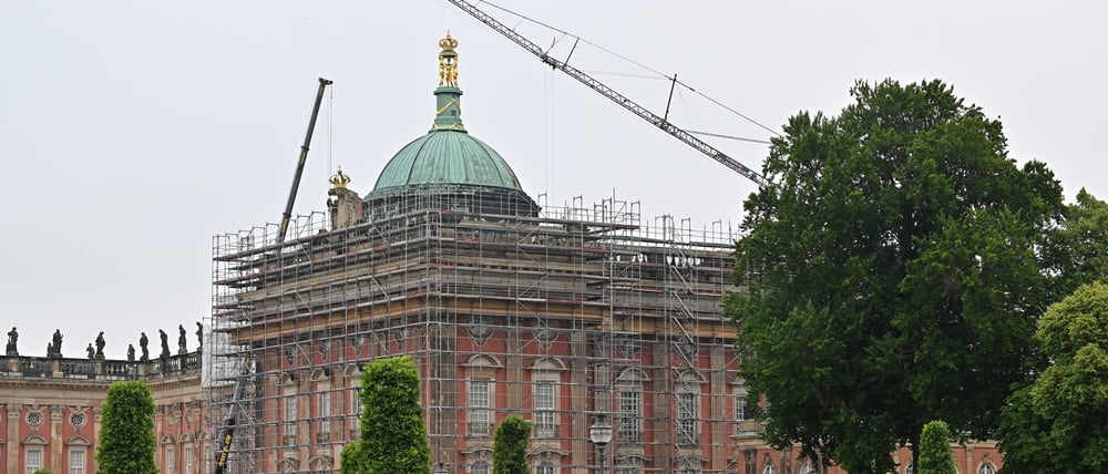 Potsdam, 02.06.2025, Lokales, Neues Palais, Sanierung, Skulpturen, Park Sanssouci, Stadtbilder, Foto: Ottmar Winter PNN ACHTUNG: Foto ist ausschließlich für redaktionelle Berichterstattung der PNN und des TGSP! Eine kommerzielle Nutzung, z.B. Werbung, ist ausgeschlossen. Die Weitergabe an nicht autorisierte Dritte, insbesondere eine weitergehende Vermarktung über Bilddatenbanken, ist unzulässig.