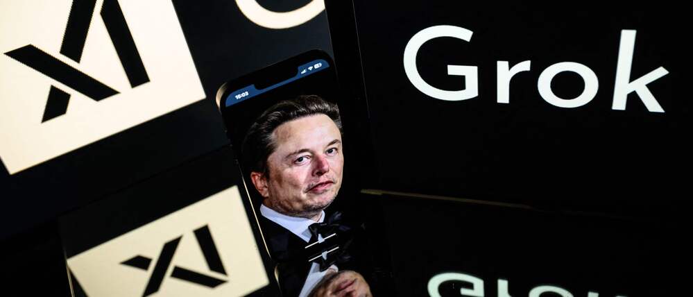 Das Logo von der KI Grok, im Hintergrund X-Chef Elon Musk.