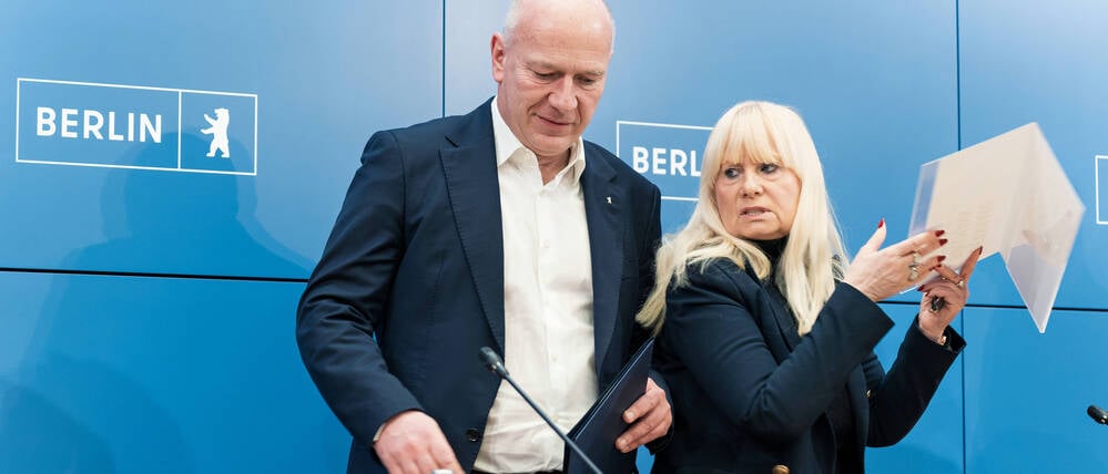 Berlins Regierender Bürgermeister Kai Wegner (CDU) und Innensenatorin Iris Spranger (SPD) beim Pressebriefing während des Stromausfalls im Berliner Südwesten.