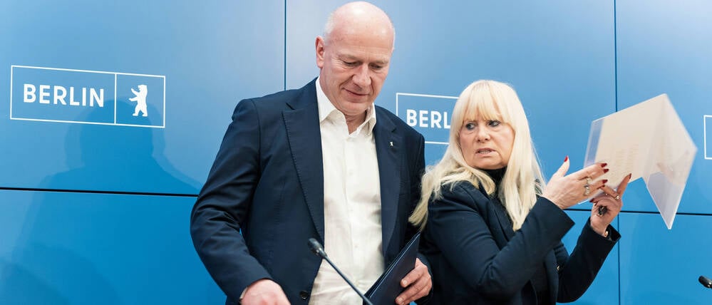 Berlins Regierender Bürgermeister Kai Wegner (CDU) und Innensenatorin Iris Spranger (SPD) beim Pressebriefing während des Stromausfalls im Berliner Südwesten.