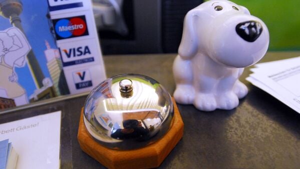 Glocke an der Rezeption in einem Berliner Hotel.