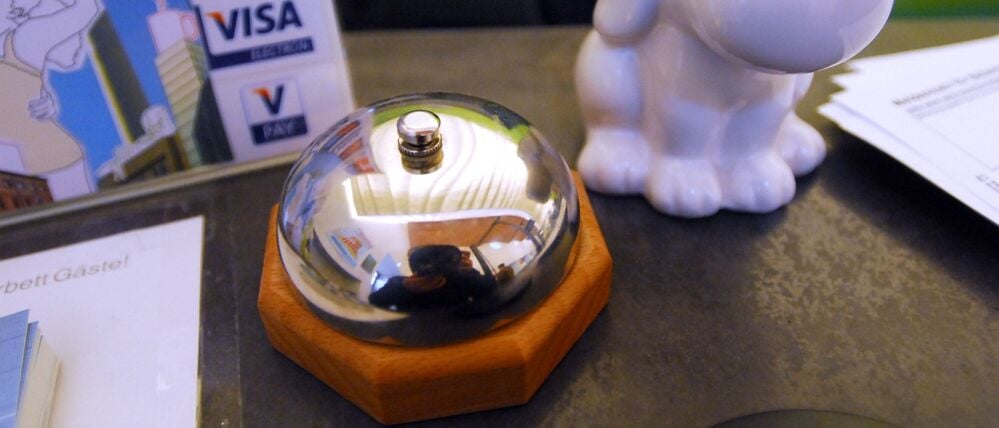 Glocke an der Rezeption in einem Berliner Hotel.