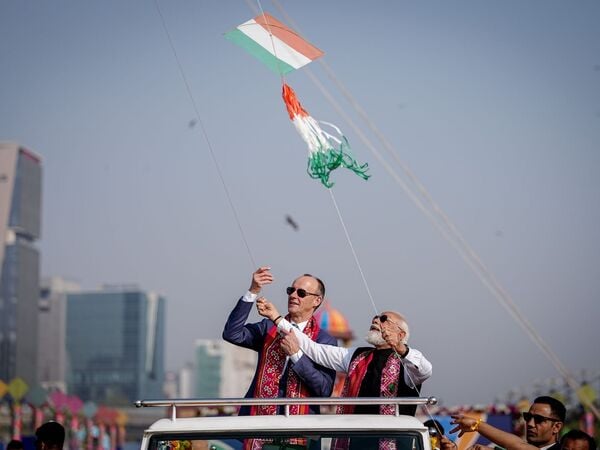 dpatopbilder - 12.01.2026, Indien, Ahmedabad: Narendra Modi (r), Premierminister von Indien, und Bundeskanzler Friedrich Merz (CDU) besuchen ein Drachenfestival. Es ist die erste größere Asien-Reise des Kanzlers seit seinem Amtsantritt im Mai. Foto: Kay Nietfeld/dpa +++ dpa-Bildfunk +++
