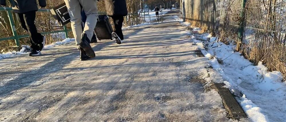 Ab Montagabend könnte es in Berlin Glatteis geben, sagen die Meteorologen. (Archivbild)