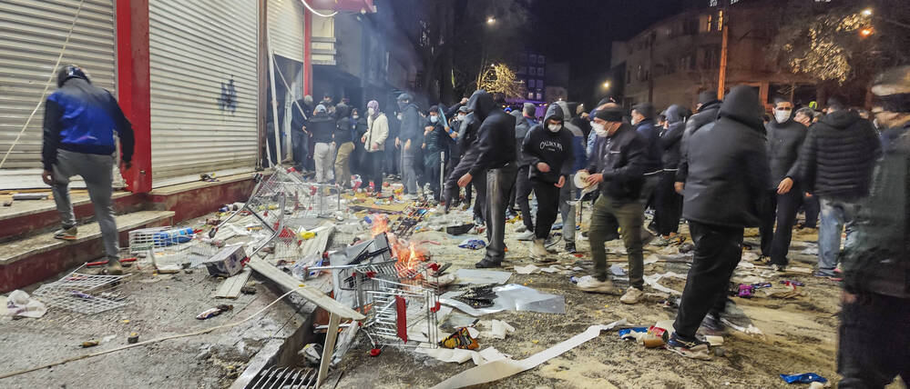 Protestierende blockieren eine Straße in Kermanschah, der Hauptstadt der gleichnamigen Provinz, am 8. Januar 2026. 