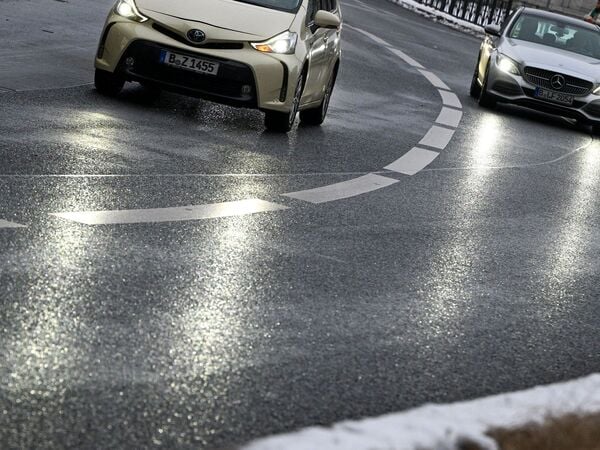 12.01.2026, Berlin: Nass und glatt ist die Tauentzienstraße am Abend. In der Nacht zu Dienstag ist überregional Glatteisregen bis hin zu Unwettergefahr möglich. Foto: Jens Kalaene/dpa +++ dpa-Bildfunk +++