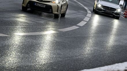 Nass und glatt ist die Tauentzienstraße am Abend. In der Nacht zu Dienstag ist überregional Glatteisregen bis hin zu Unwettergefahr möglich.