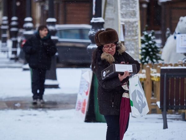 06.01.2026, Spanien, Pamplona: Menschen gehen durch die verschneiten Straßen von Pamplona. Foto: Eduardo Sanz/EUROPA PRESS/dpa +++ dpa-Bildfunk +++