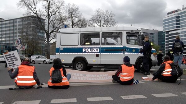 Das Urteil zu unverhältnismäßigem „Schmerzgriff“ gegen einen Demonstranten durch die Polizei ist rechtskräftig. (Archivbild)