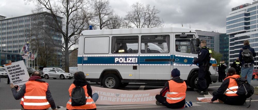 Das Urteil zu unverhältnismäßigem „Schmerzgriff“ gegen einen Demonstranten durch die Polizei ist rechtskräftig. (Archivbild)