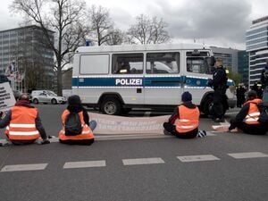 Das Urteil zu unverhältnismäßigem „Schmerzgriff“ gegen einen Demonstranten durch die Polizei ist rechtskräftig. (Archivbild)