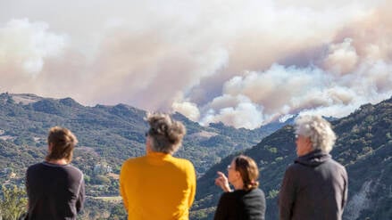 2025 war auch für die USA ein Jahr extremer Wetterereignisse – wie die  Waldbrände in Südkalifornien zeigten (Foto). Forschende sehen die Klimakrise als Auslöser oder Verstärker solcher Ereignisse.  