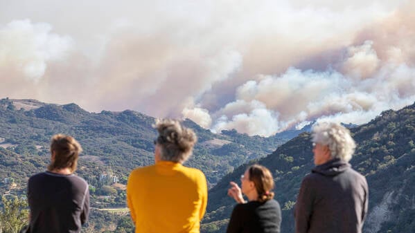 2025 war auch für die USA ein Jahr extremer Wetterereignisse – wie die  Waldbrände in Südkalifornien zeigten (Foto). Forschende sehen die Klimakrise als Auslöser oder Verstärker solcher Ereignisse.  