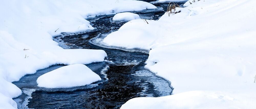 Eis bildet sich auch auf Gewässern. (Archivbild) 
