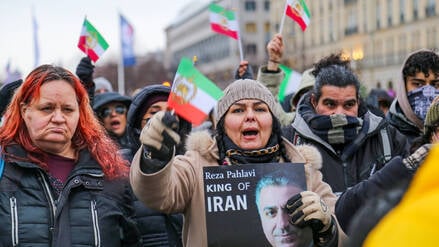 Exil-Iraner in Berlin bei einer Demonstration 